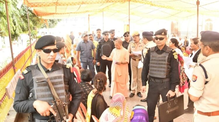 पहले जनता का ध्यान फिर देव अनुष्ठान: सीएम योगी ने तीन दिनों तक सुनी फरियाद, अधिकारियों को दी हिदायत cm yogi adityanath held Janta Darshan in gorakhpur
