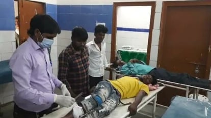 Bihar News: औरंगाबाद में चालक को झपकी आने से ट्रैक्टर खड्डे में पलटा, एक दर्जन बराती घायल, दो की हालत नाजुक Tractor overturned in Aurangabad when the driver dozed off, a dozen injured, two in critical condition