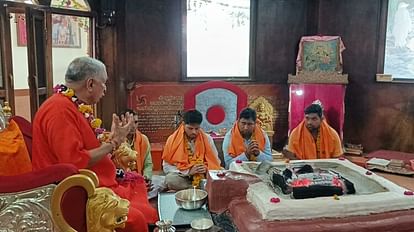 MP News: उज्जैन में चार लोगों ने सनातन अपनाया, मंत्रोच्चार के साथ हुआ धर्म परिवर्तन का अनुष्ठान MP News: Four people adopted Sanatan in Ujjain, the ritual of conversion happened with chanting