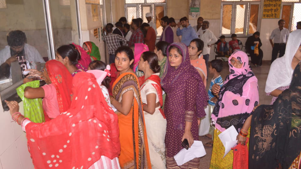 Vomiting diarrhea headache patients increased in Agra in summer more than six thousand patients arrived in OPD