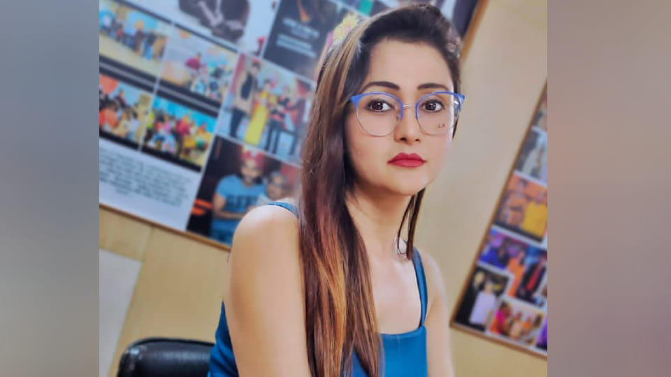 Model Neeta Sharma reached Agra visited Sikandra Memorial with friend