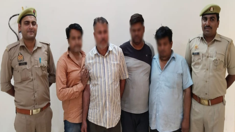 Four members of gang arrested for taking loans by pledging fake jewelry in Agra
