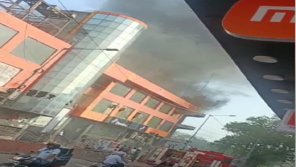 Fierce fire broke out in Sadar Nand Plaza Agra Fire News