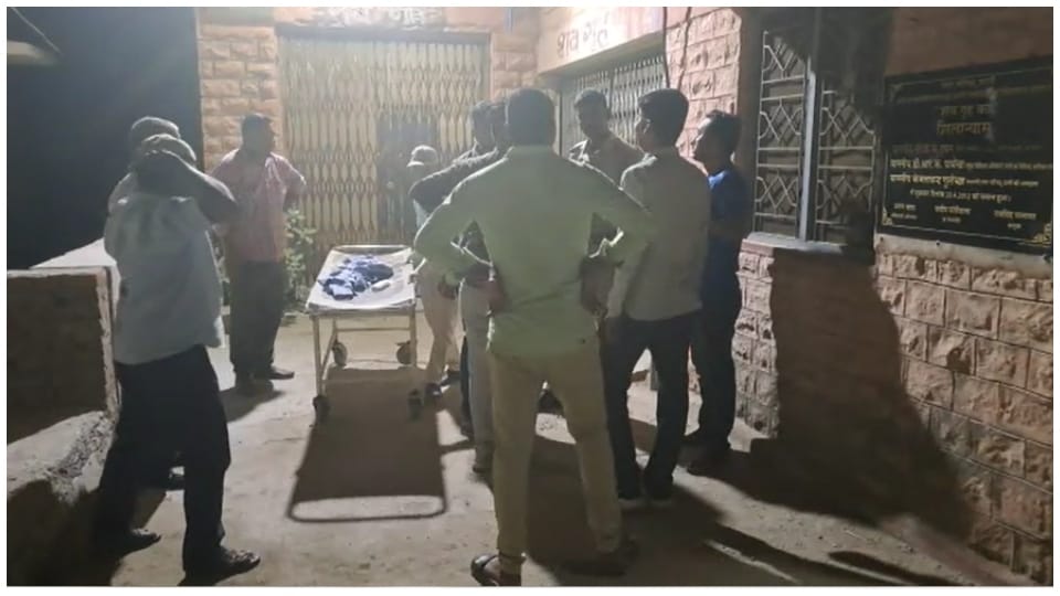 An old man who drinking tea at a hotel in Pali stoned to death