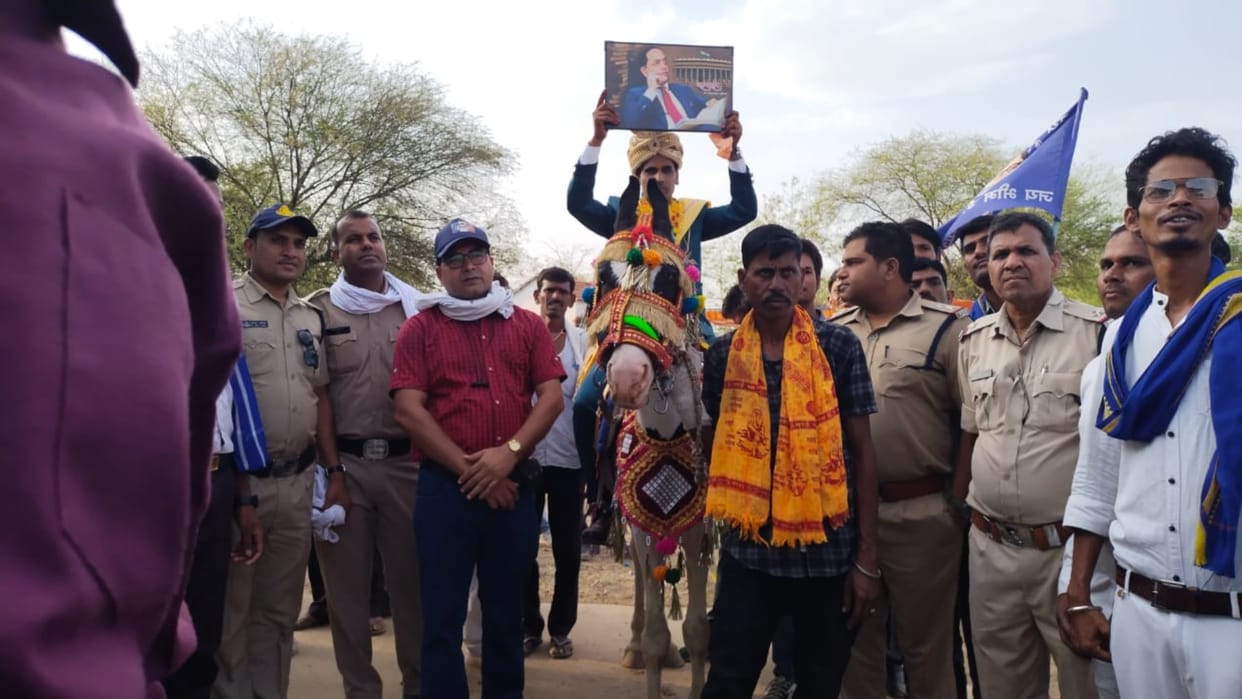 Dalit groom came out amidst the security of police in Damoh, mounted a mare with Baba Saheb photo