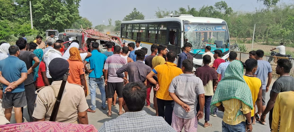Bihar: Several injured, including a child, in a fierce collision between bus and a school van in Bhagalpur
