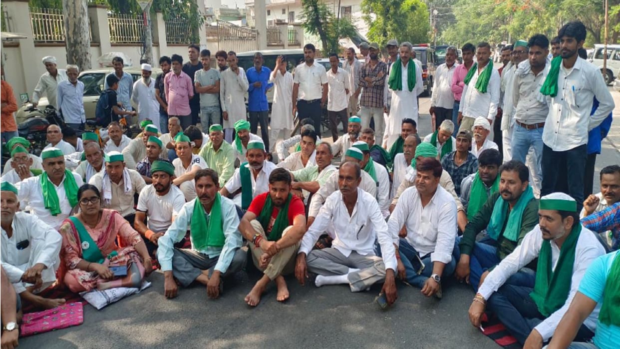 Bijnor: Farmers protested by blocking the road and made the SDO sit in the sun for an hour