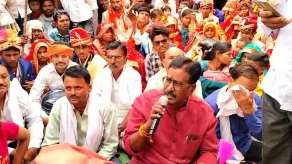 Brides and grooms sat on dharna with the Congress MLA Harsh Yadav at mass Kanyadan marriage ceremony in Sagar