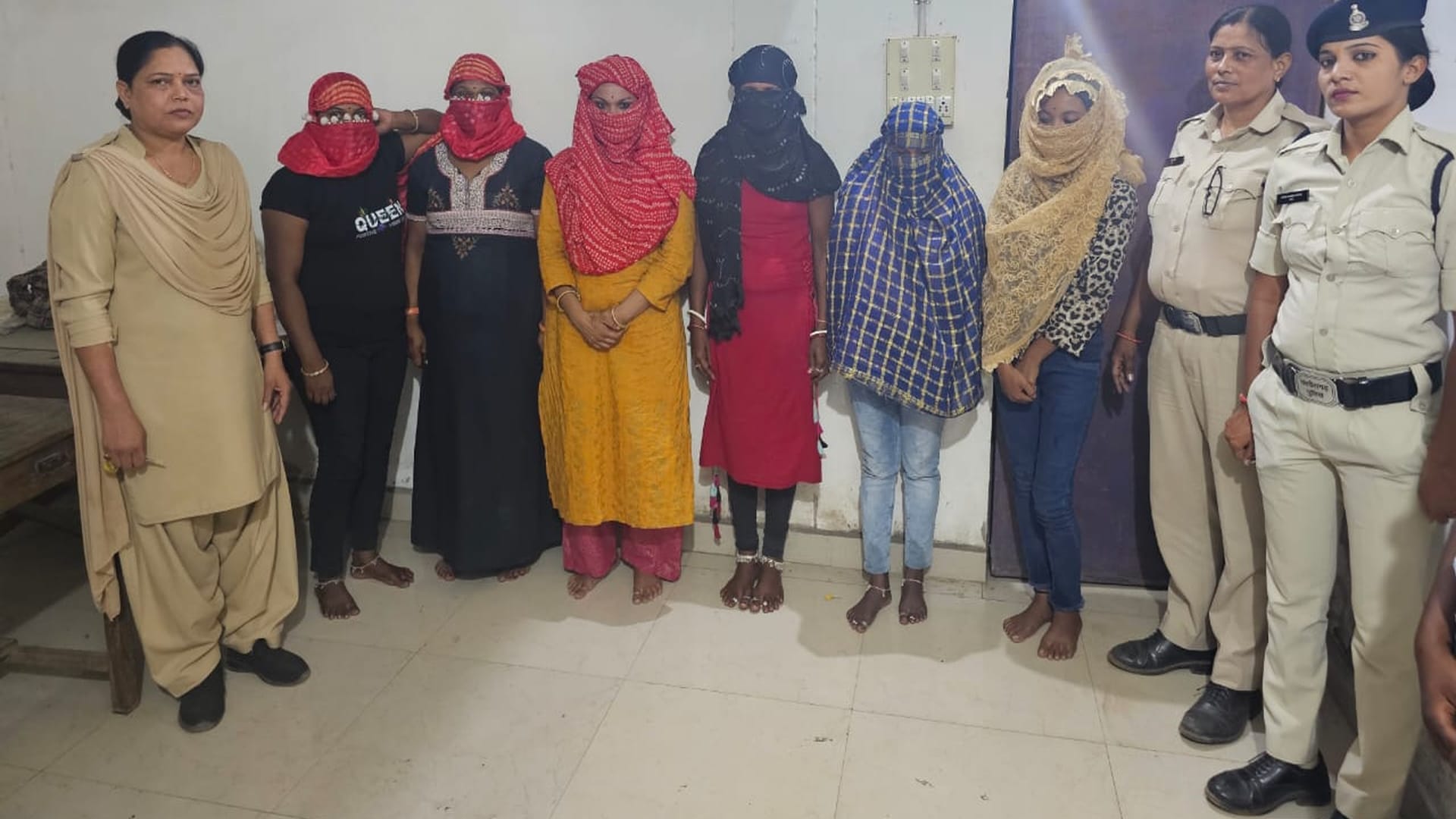 पुलिस गिरफ्त में आरोपी युवतियां।