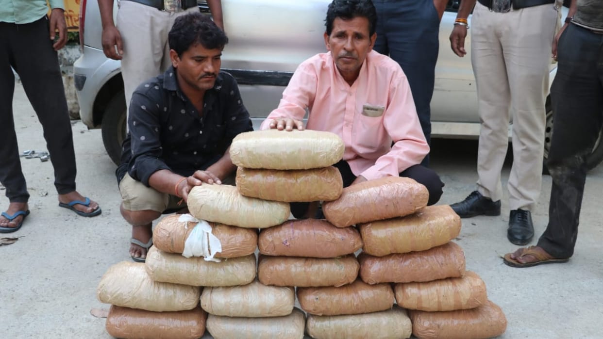 chhattisgarh police arrested two with 18 kg of ganja in GPM