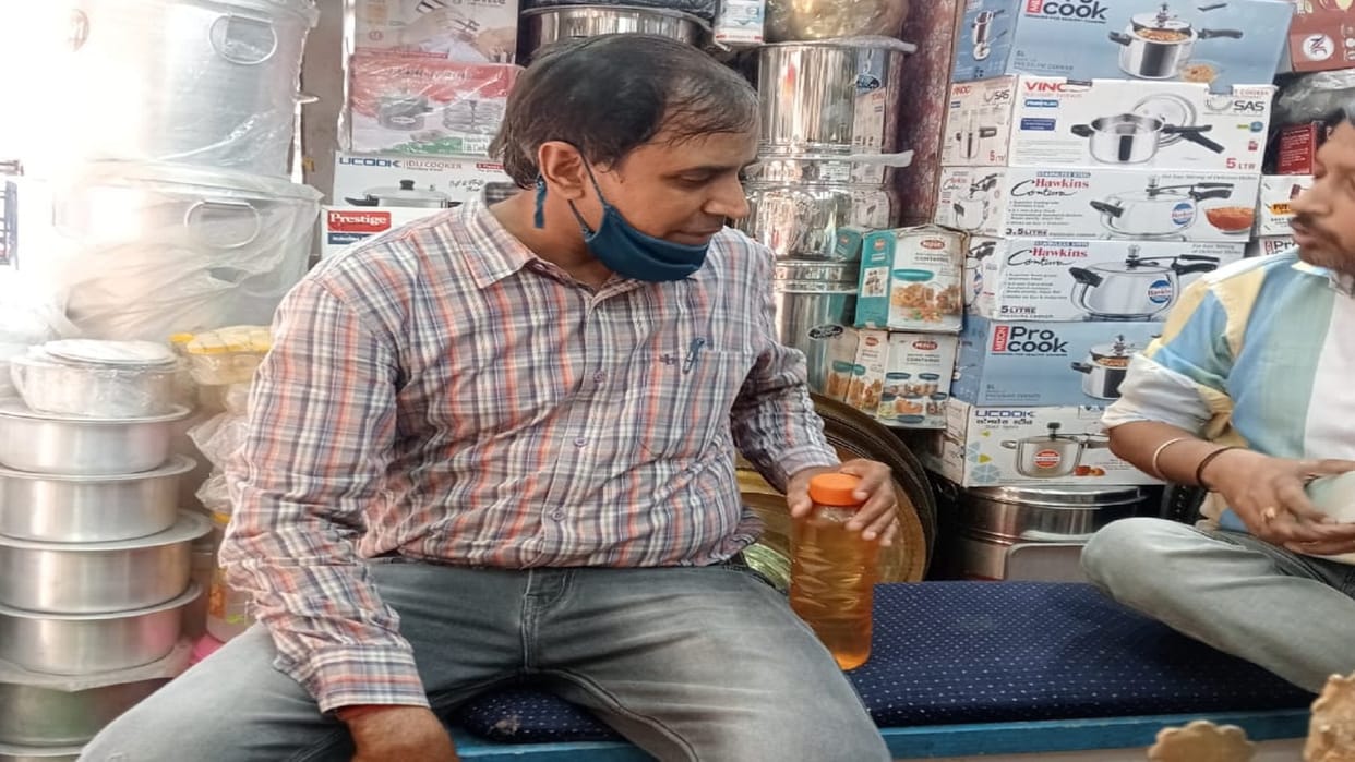 Illegal recovery attempt by becoming a fake GST officer, ran away from the activism of the trade board