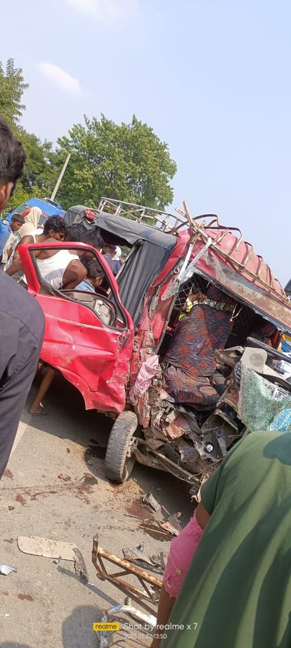 Bihar: Several injured, including a child, in a fierce collision between bus and a school van in Bhagalpur