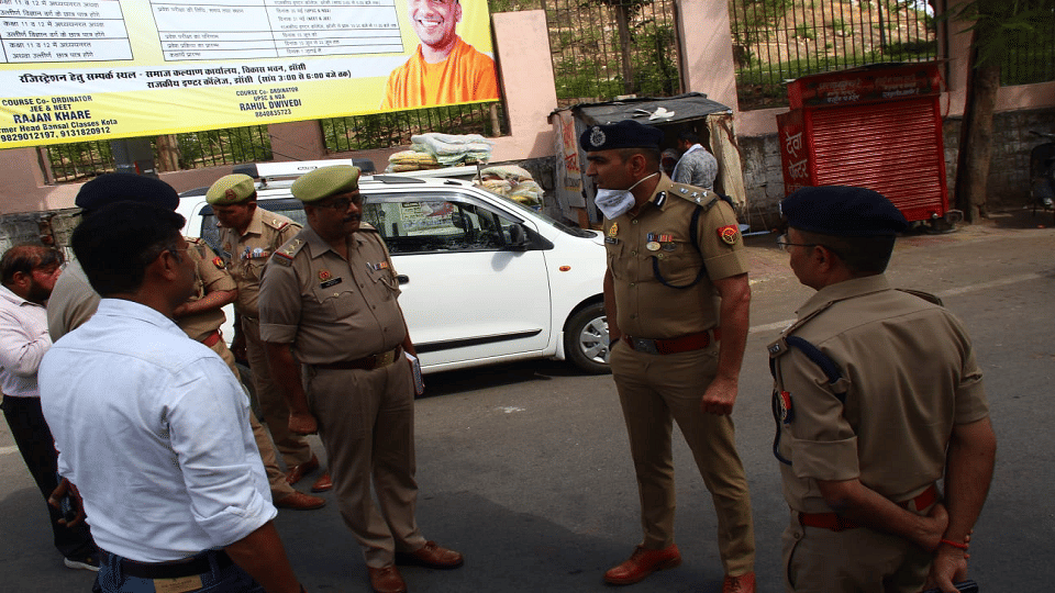 1.5 lakh looted from bullion trader in front of Khanderao police station