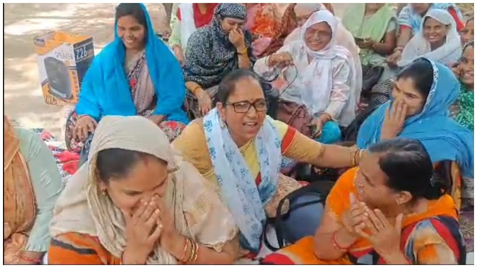 In Dholpur health workers ANM and LHB protested against  government expressing grief