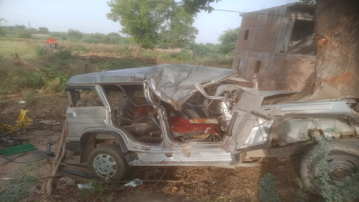 Big accident in Banda: Uncontrollable Bolero collided with tree, four died, three injured
