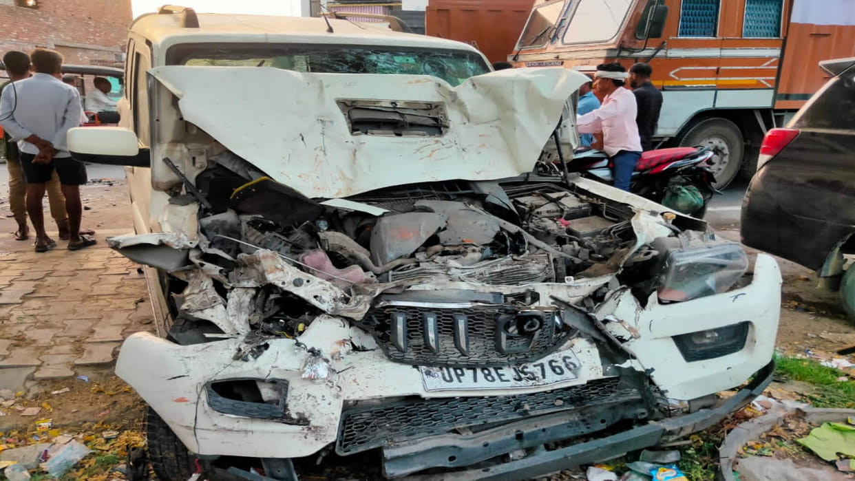 Kanpur: One died and five injured in collision between a container and car