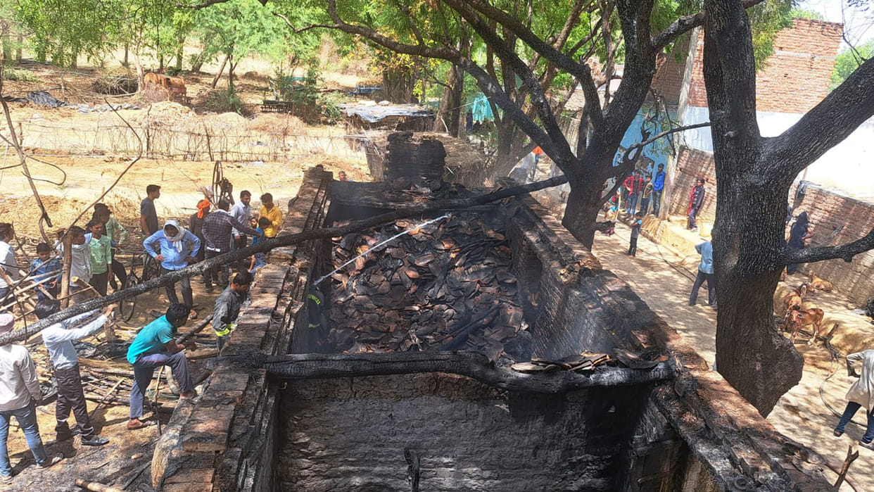 Mahoba: Loss of lakhs due to fierce fire in four houses