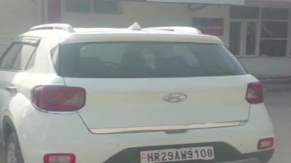 Police stopped car going from Gurugram to Narnaul in Rewari, cash worth 31 lakh was recovered from vehicle