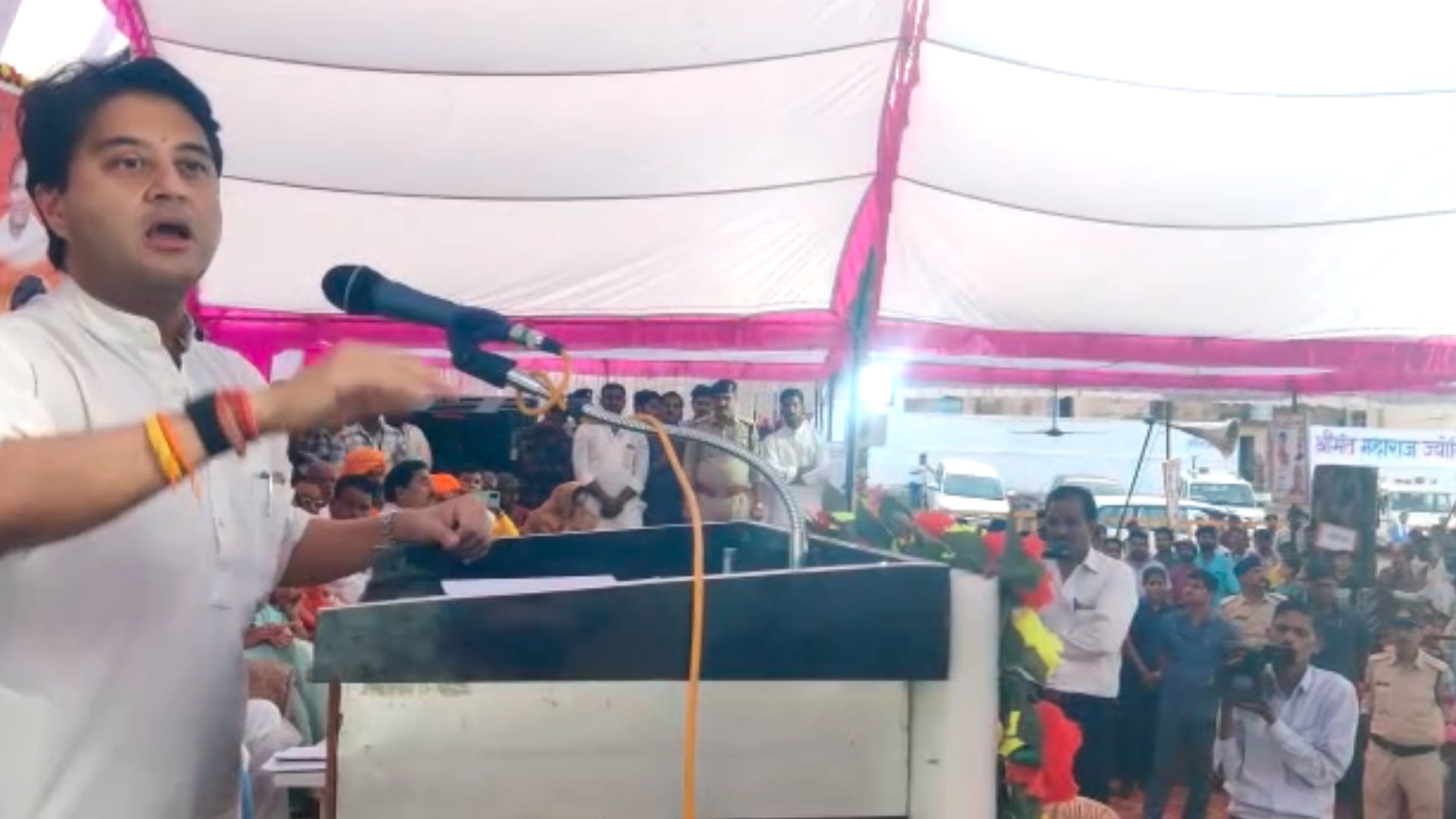केंद्रीय मंत्री ज्योतिरादित्य सिंधिया शिवपुरी में संबोधित करते हुए।