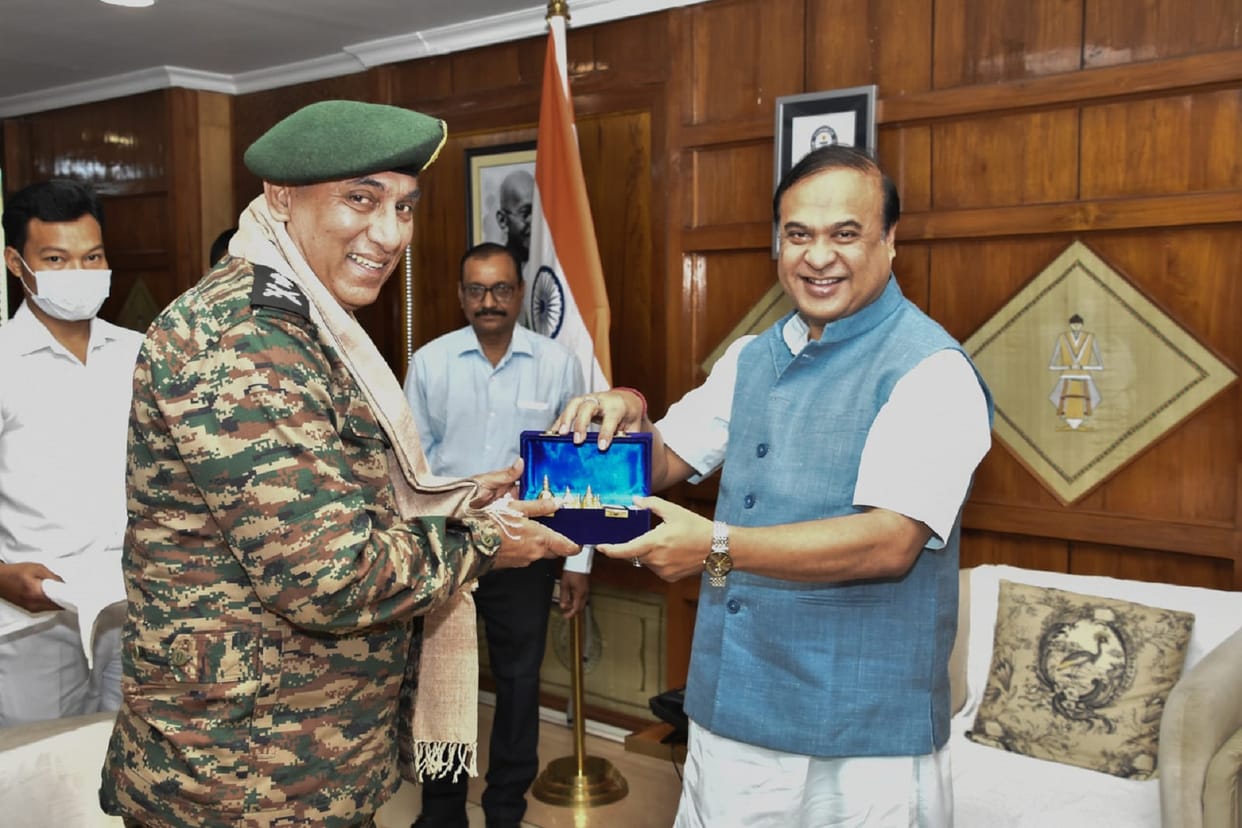 Assam: General Officer Commanding of Gajraj Corps, Lt Gen Manish Erry meets CM Himanta Biswa Sarma