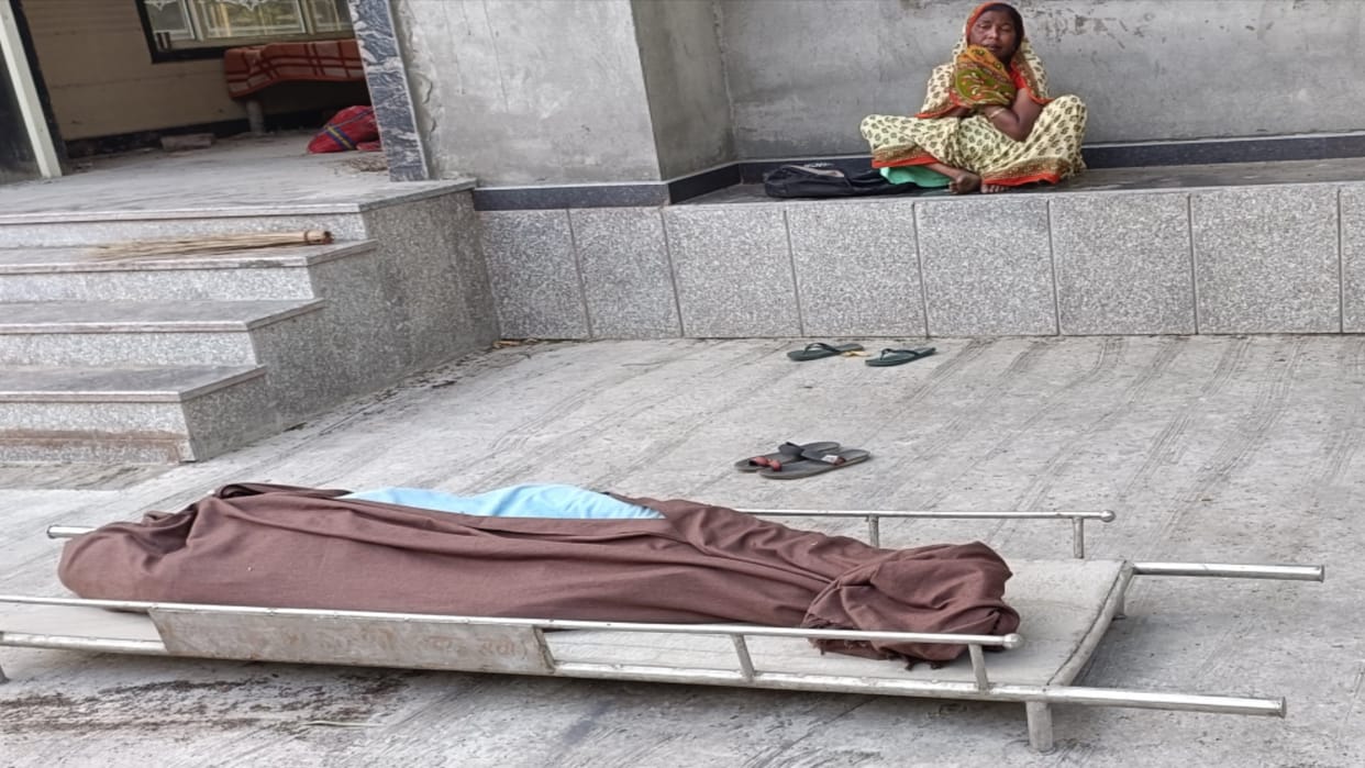 Shameful case in Muzaffarnagar, a woman sat near the dead body of her son all night