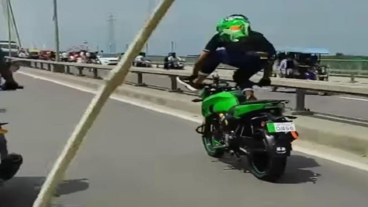 On the new Yamuna bridge, a young man made a reel doing stunts on a moving bike, the video went viral