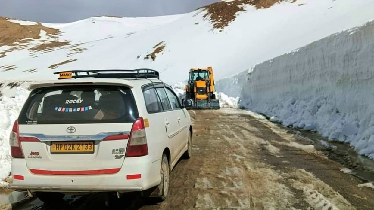 Manali Leh Highway open for tourists in odd even rule