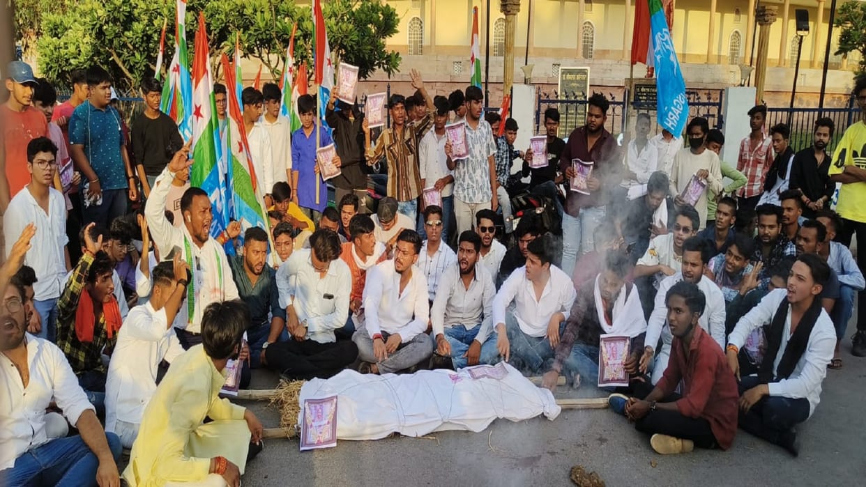 NSUI unique performance in Raipur: Funeral procession taken out in protest against demonetisation of Rs 2,000