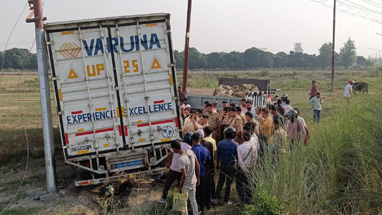 Road Accident on Nainital Highway, container collides with tractor trolley in rampur