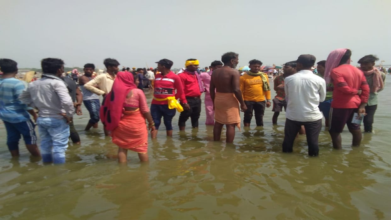 Two youths taking bath in Sangam drowned in deep water, divers engaged in search