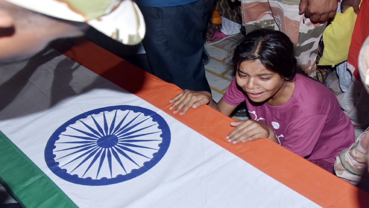 The dead body of ITBP sub inspector Rajkumar was cremated in a sad atmosphere and see photos