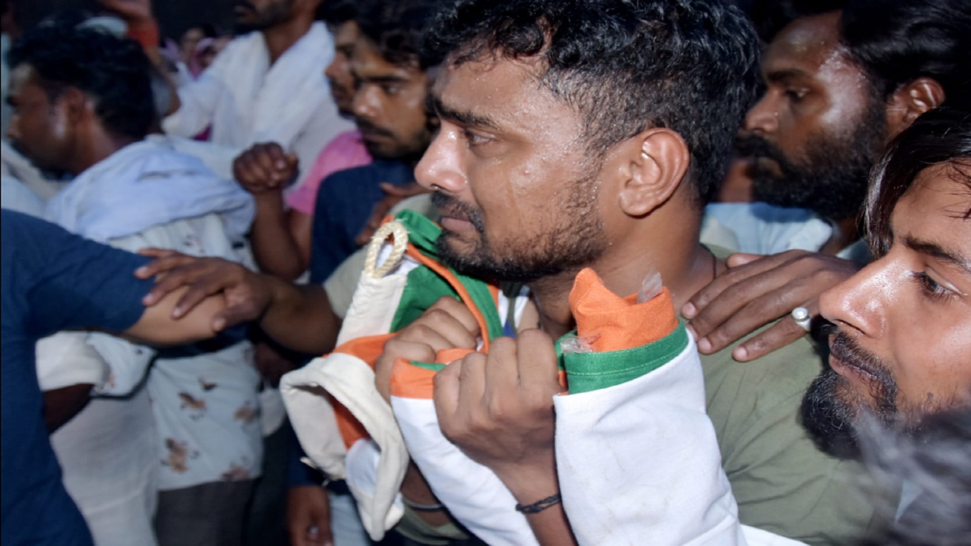 The dead body of ITBP sub inspector Rajkumar was cremated in a sad atmosphere and see photos