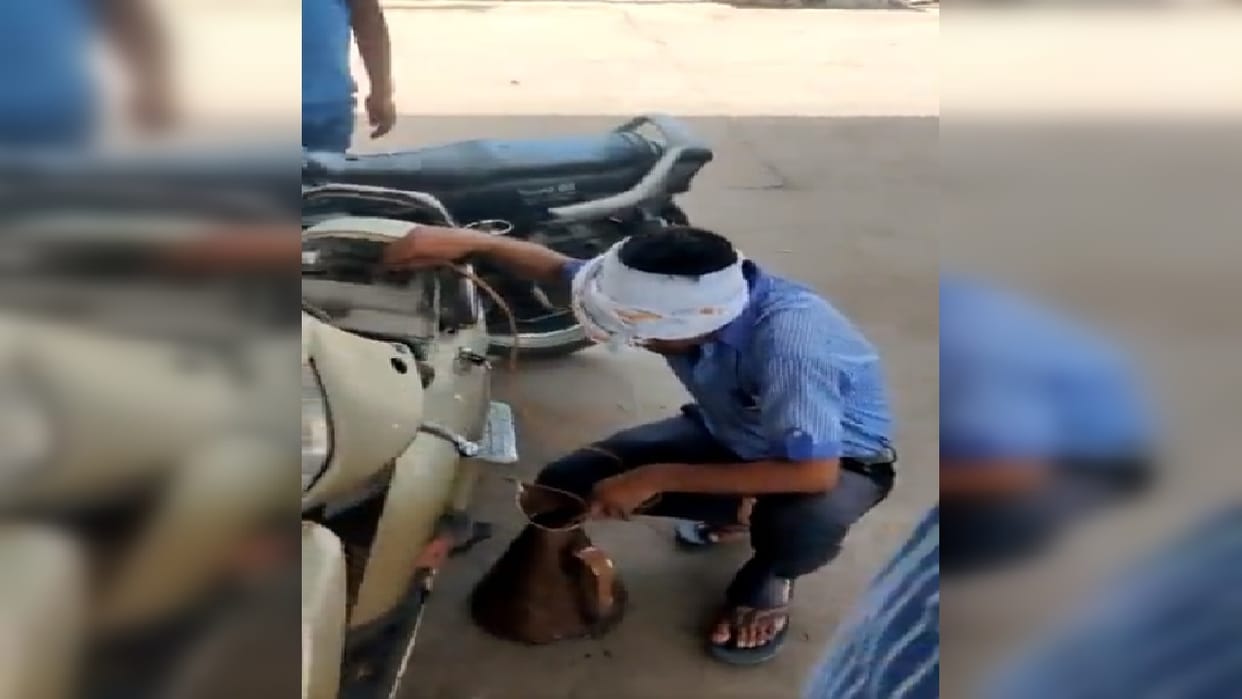 Pump worker withdraws petrol after giving 2000 note in Jalaun