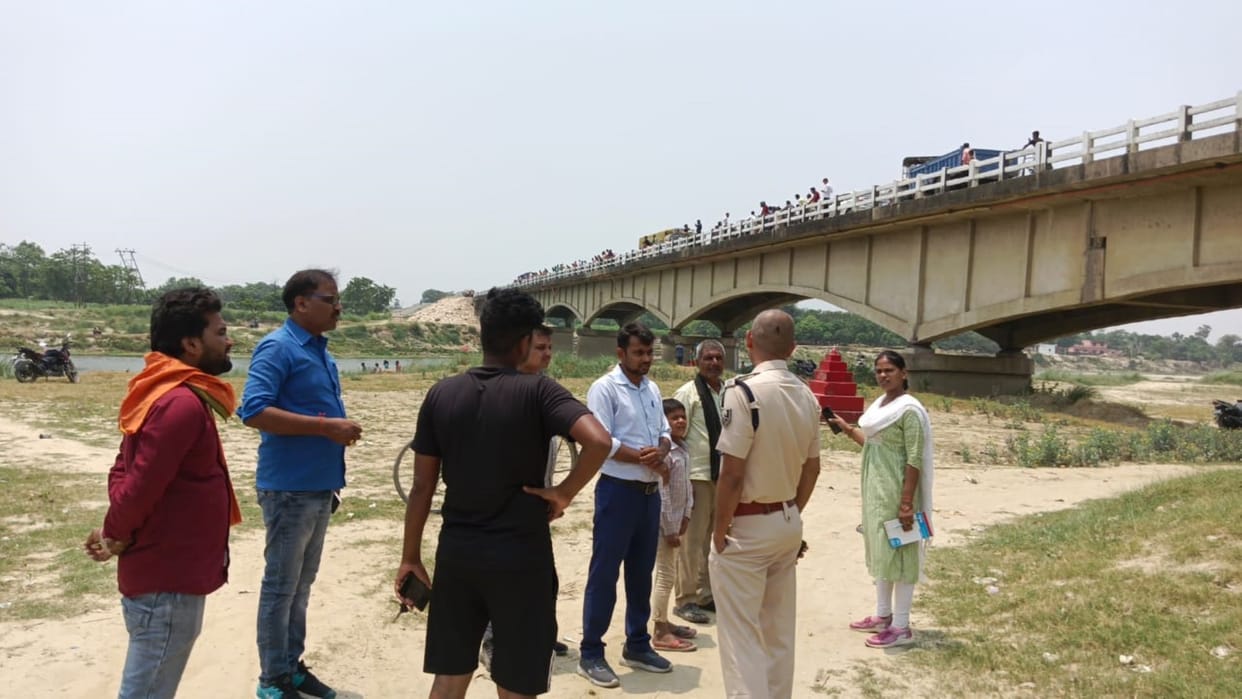 Woman jumped into river with her two children in Motihari; Mother died, children found safe