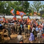 बीजापुर में कलेक्ट्रेट के बाहर प्रदर्शन करते भाजयुमो कार्यकर्ता।
