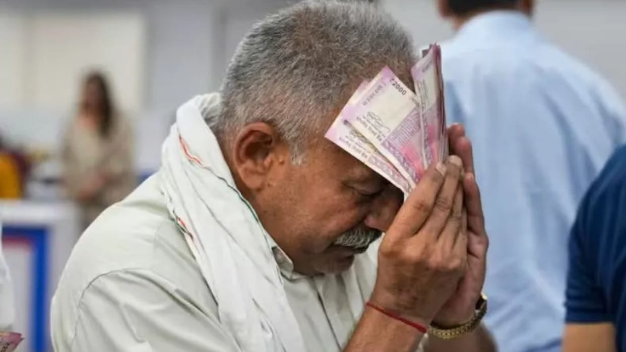 First day of Rs 2,000 note exchange: Small queues seen at some branches