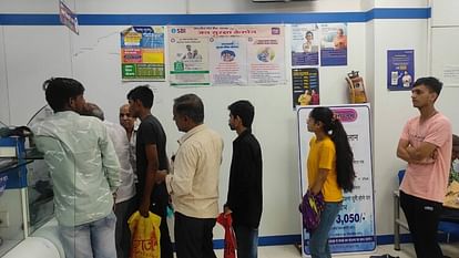 Queues in Indore banks to exchange Rs 2,000 notes, cash crunch in banks