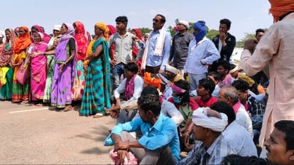 'मुर्गों' ने बंद कराया गांव: लोगों ने घेरा कलेक्ट्रेट, बोले- जांच करने वाले अफसर बिस्किट खाकर लौट जाते हैं chhattisgarh villagers protest against poultry farm in balod collectorate