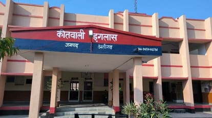 Looted 67 thousand rupees by showing pistol to the employee