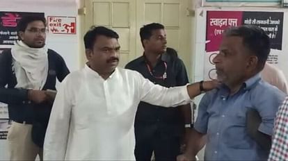 Ujjain News: शिकायत मिलते ही जिला चिकित्सालय पहुंचे महापौर, CMO को व्यवस्थाएं सुधारने के दिए निर्देश Ujjain News: Mayor reached the district hospital, instructed the CMO to improve the arrangements