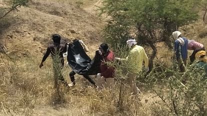 Jalaun: झाड़ियों में मिला लापता वृद्धा का शव, बकरी चराने गई थी जंगल, परिजन बोले- हत्या कर फेंकी गई है लाश Dead body of missing old woman found in the bushes, had gone to graze the goat in the forest