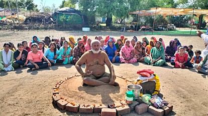 Sehore: तपती धूप में 'पागल बाबा' के तप को देखने पहुंच रहे सैकड़ों श्रद्धालु, बरखेड़ी में होगी महोत्सव की शुरुआत Sehore News Hundreds of devotees arriving to see tenacity of Pagal Baba in the hot sun