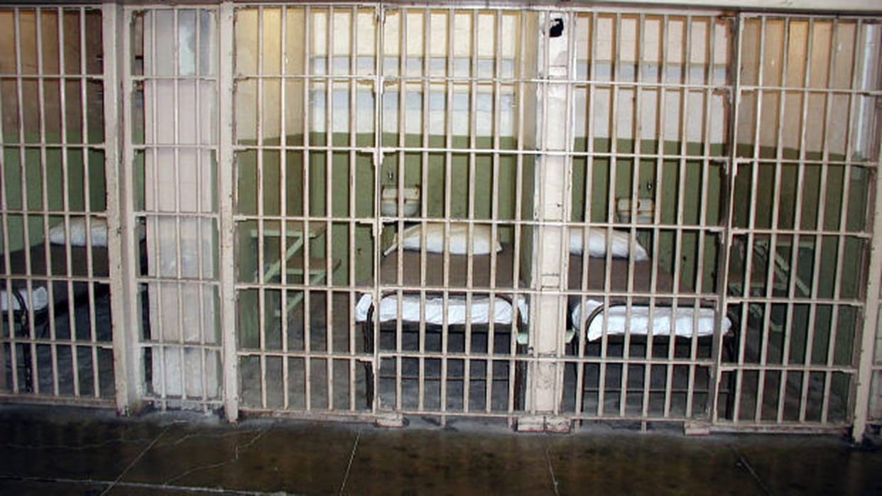 prisoner attacks jailers for quantity of mutton curry served to him in jail of kerala