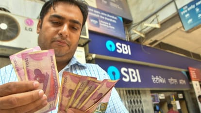दो हजार के नोट बदलवाने सेक्टर 17 एसबीआई पहुंचा युवक