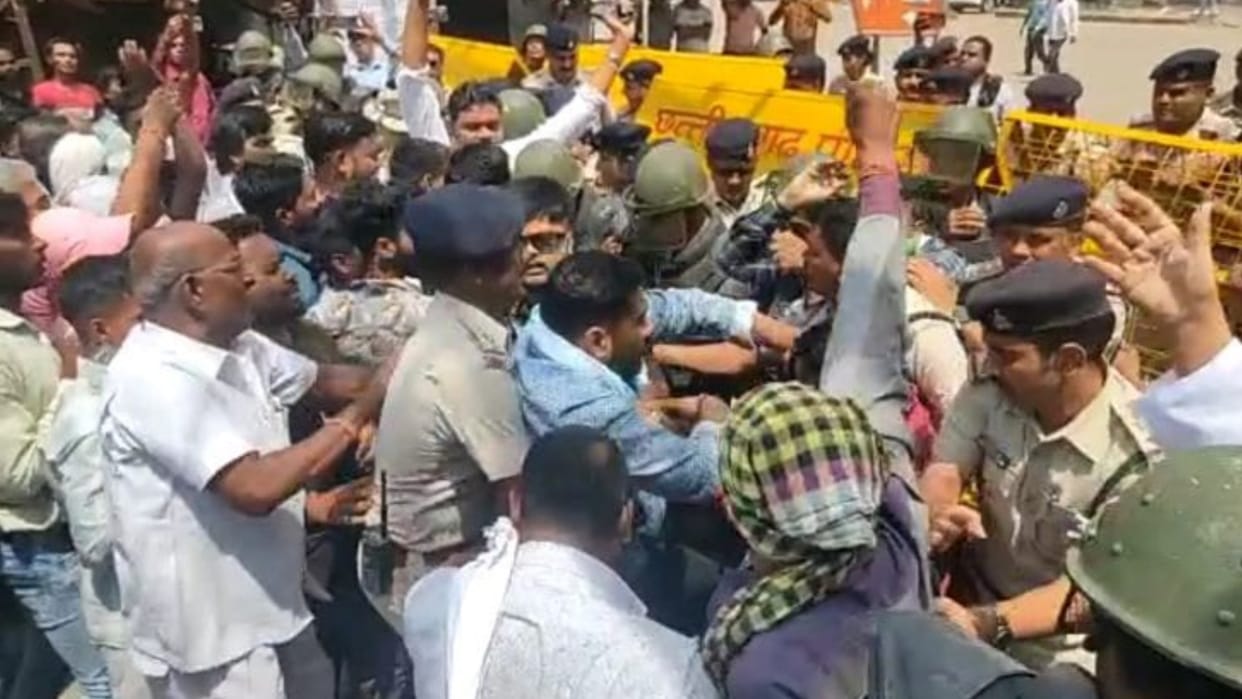 Railway Sangharsh Samiti protest on demand to increase facilities at Akaltara station