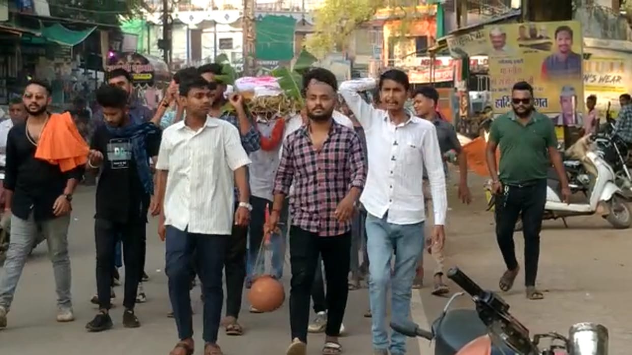 ABVP workers set fire to the funeral procession of CGPSC chairman effigy in balod
