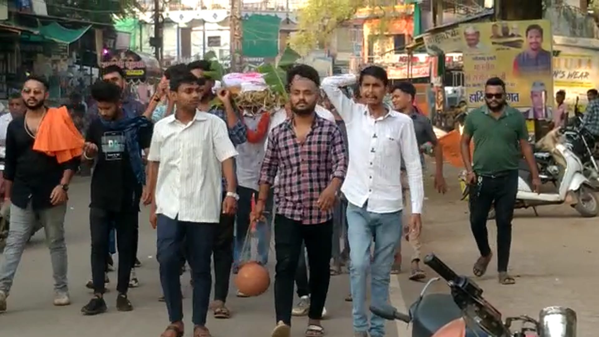 सीजीपीएससी चेयरमैन के पुतले की शव यात्रा निकालते एबीवीपी कार्यकर्ता।