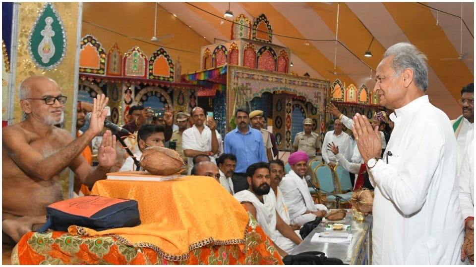 CM Ashok Gehlot participated in Panchkalyanak Pran Pratishtha Mahotsav of Jinalaya in Dungarpur