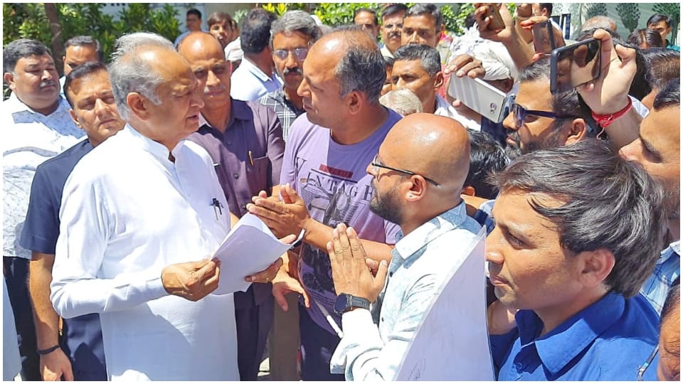 CM Gehlot held public hearing in Udaipur participated in the Jain Temple Pran Pratishtha Mahotsav in Dungarpur