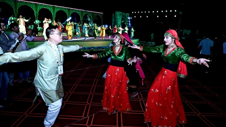 G20 Meet in Kashmir: Dancing hosts, gleeful guests ride in Shikara  Discussed film tourism in Srinagar